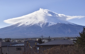 富士山の山頂付近をすっぽりと覆った笠雲＝12月3日午前10時、山梨県富士吉田市