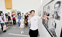 津田寛治さんの絵画展が故郷福井で開幕　油彩やアクリル計30点、初日は本人が来場者迎える