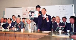 会見で「安否だけでも、一日も早く」と訴える地村保志さんの父、保さん。右は浜本雄幸さん＝１９９８年４月１７日、衆院議員会館