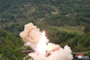 　１５日、北朝鮮中部の山岳地帯で、鉄道車両から発射されたミサイル（朝鮮中央通信＝共同）