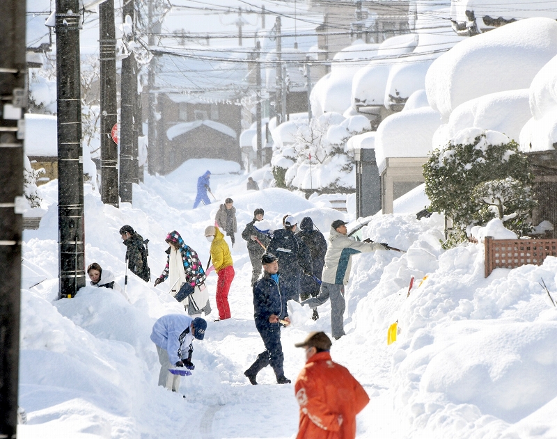 福井大雪、生活道路の除雪追いつかず