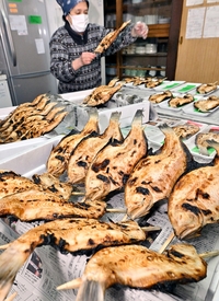 天神様に焼きガレイ供え学業成就願う…福井県の「天神講」の風習　鮮魚店でアカガレイを炭火でこんがり