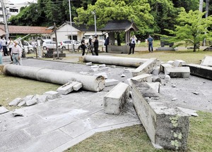 地震で倒壊した神社の鳥居＝６月１９日午後５時３８分、石川県珠洲市