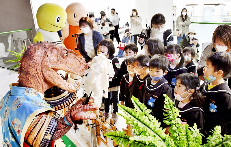 恐竜五月人形「怖くてかっこいい」　福井県立恐竜博物館、５月末まで展示