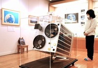 加古さん原画や県民衛星模型を展示