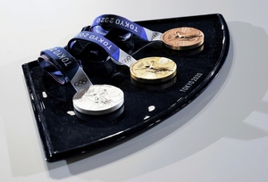 東京五輪・パラリンピックで使用されるメダルトレー（代表撮影）