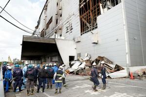 　火災があった日立物流西日本の倉庫を現場検証する捜査関係者ら＝８日午前、大阪市