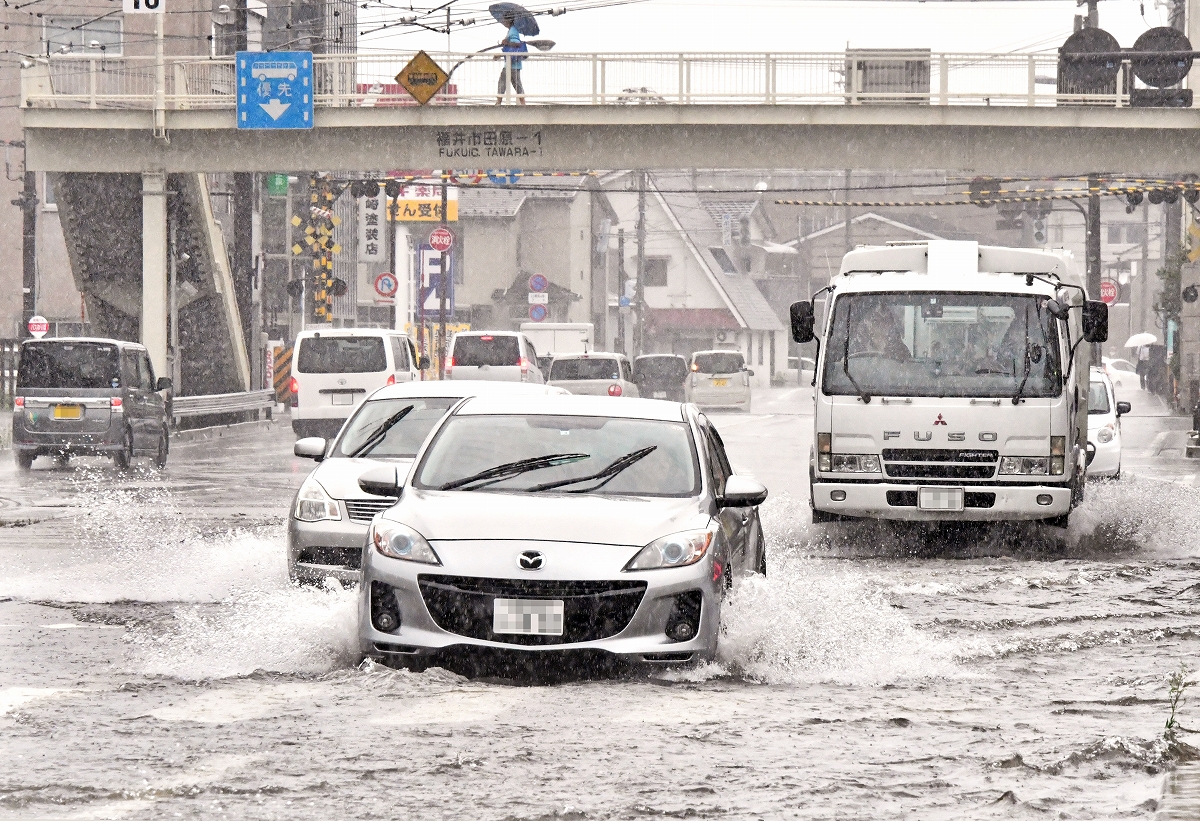 大雨で車が冠水エンジンかけるのはNG　梅雨に知っておきたい対処法【JAF活動日誌】
