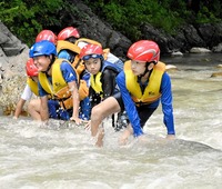 沢登り体験、大野の児童が自然満喫　「水の日」合わせ麻那姫湖青少年旅行村で講座