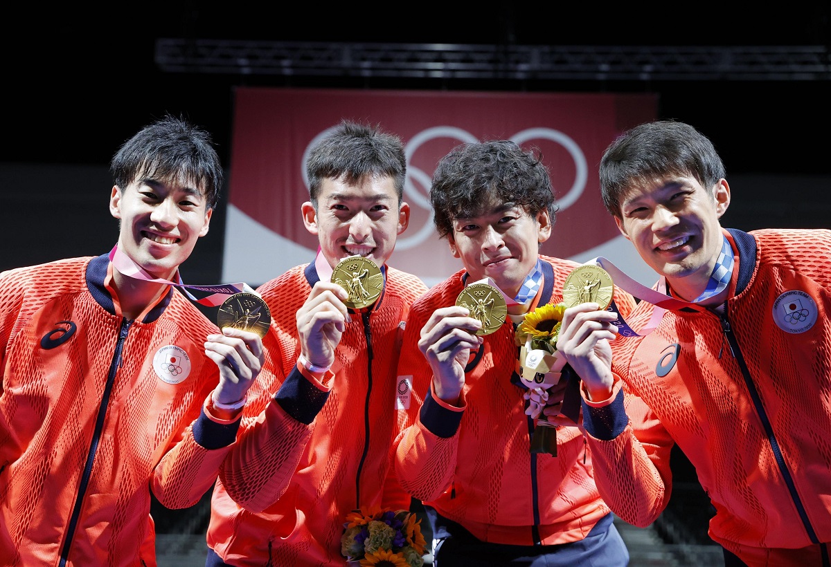 フェンシング見延和靖、有言実行の金メダル　ベンチ下がってもチーム鼓舞　東京五輪2020、男子エペ団体で金
