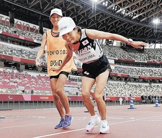東京パラリンピック女子マラソン（視覚障害Ｔ１２）でゴールする西島美保子選手（手前）＝９月５日、国立競技場