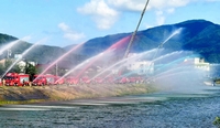 ポンプ車から一斉放水、川にカラフルアーチ　福井県敦賀市で消防大会