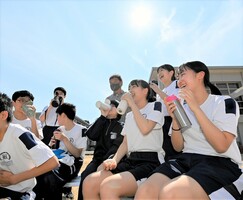 真夏日を記録した越廼地区。体育の授業では生徒が水分補給をして暑さを乗り切った＝5月25日午後3時ごろ、福井県の福井市越廼中学校