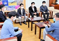 全国表彰受賞を　鯖江市長に報告　県眼鏡工業組合青年部会