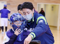 ヤクルト中村悠平選手が球児100人に「日本一」のミットさばき伝授　古里福井で野球教室