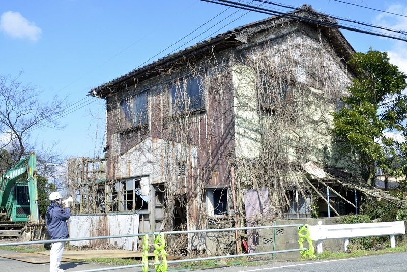 坂井市初、行政代執行で危険な家解体