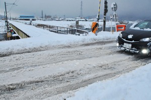 積雪で線路がまったく見えなくなったＪＲ小浜線＝１２月２７日、福井県小浜市和久里