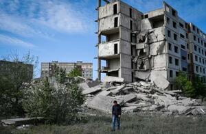 　ウクライナ・ドネツク州クラマトルスクで破壊された建物＝２５日（ＡＰ＝共同）