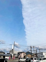 直線的な雲が現れ、真っ二つに割れたように見える空＝3月21日午後3時半ごろ、福井県福井市文京1丁目