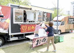 日替わりで出動してランチを提供するキッチンカー＝４月１９日、福井県の福井市中央公園