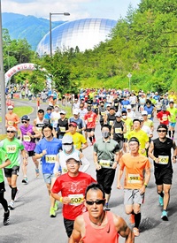 勝山恐竜クロカンマラソン1324人が新緑の林間コース快走　クマ出没や新型コロナで4年ぶり開催、福井県