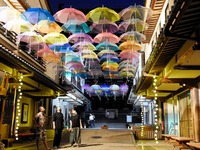 勝山の夜空彩る90の傘、幻想的　「アンブレラスカイ」8月6日までライトアップ