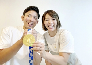8月27日に2人で福井県の敦賀市役所へ婚姻届を提出した金城希龍さん（左）と川井梨紗子選手（金城さん提供）