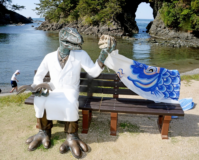 恐竜博士ベンチ、次はどこに？ 福井県高浜町、不定期に「出没」
