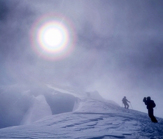 荒島岳山頂付近で撮影された「光冠」。内側が青、外側が赤の輪が二重になっている＝1月22日午前11時45分ごろ（伊部雅人さん提供）