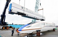 福井を走る北陸新幹線「Ｗ7系」金沢港で陸揚げ　新機能搭載し安全性向上、JR西日本