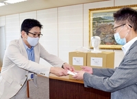 飛沫感染防ぐ「盾」を福井県に寄贈