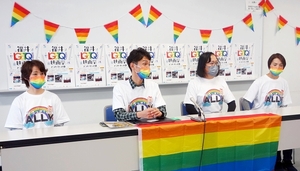 福井LGBTQ映画祭をPRする主催団体のメンバー＝11月9日、福井県福井市のアオッサ