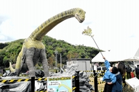 恐竜が餌おねだり!? 長い首を近づけ強烈鼻息　福井県の南条サービスエリアに草食フクイティタン