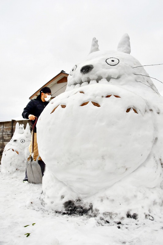 トトロの雪像が大中小３体、児童喜ぶ