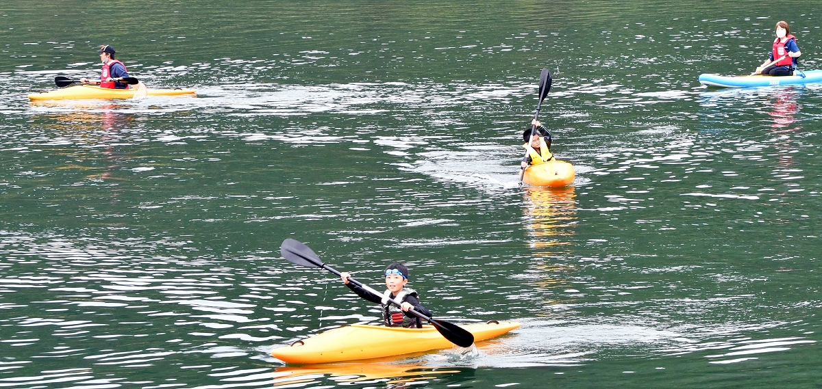 九頭竜湖でカヌーやSUPに挑戦　福井県大野市の子どもたちが大自然を満喫