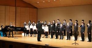 　チャリティーコンサートで、めぐみさんと中学時代に一緒に歌った「翼をください」を合唱する同級生ら＝２７日午後、新潟市
