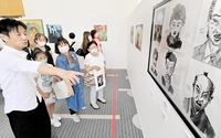 津田寛治さん絵画展が福井新聞社で開幕　「悪役」表紙の絵など30点、7月3日まで