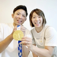 2021年8月27日に2人で福井県の敦賀市役所へ婚姻届を提出した夫の金城希龍さん（左）と、川井梨紗子選手（金城さん提供）