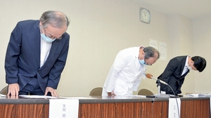 記者会見し医療事故を謝罪する米島病院事業管理者（左）や太田病院長（中）ら＝８月２５日、福井県敦賀市の市立敦賀病院