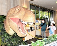 恐竜ロボ「大きい！」　勝山のホテル、２２日まで展示